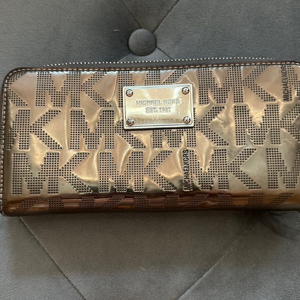 Michael Kors wallet zip up. Great condition.